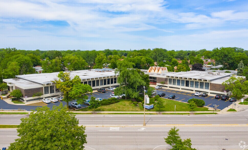 More Photos Of 7301-7337 N Lincoln Ave, Lincolnwood Office For Lease
