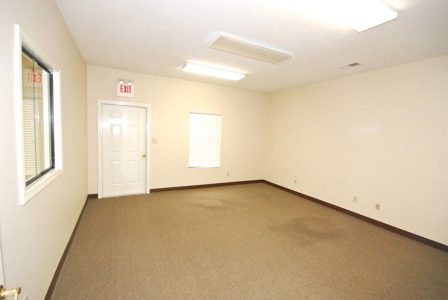 More Photos Of 2021-2027 Greystone Sq, Jackson Office For Lease