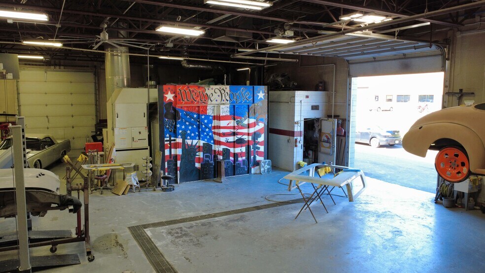 More Photos Of 1331-1333 Larc Industrial Blvd, Burnsville Warehouse For Lease