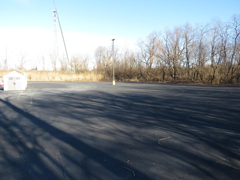 More Photos Of 1715 N Division St, Morris Unknown For Lease