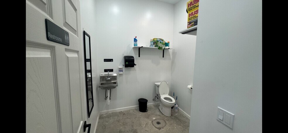 More Photos Of 7924 NW 23rd St, Bethany Freestanding For Sale