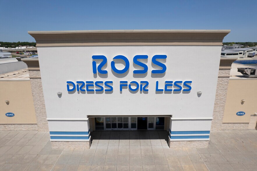 More Photos Of 401 E Poyntz Ave, Manhattan General Retail For Sale