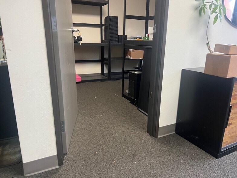 More Photos Of 23501 Ridge Route Dr, Laguna Hills Showroom For Lease