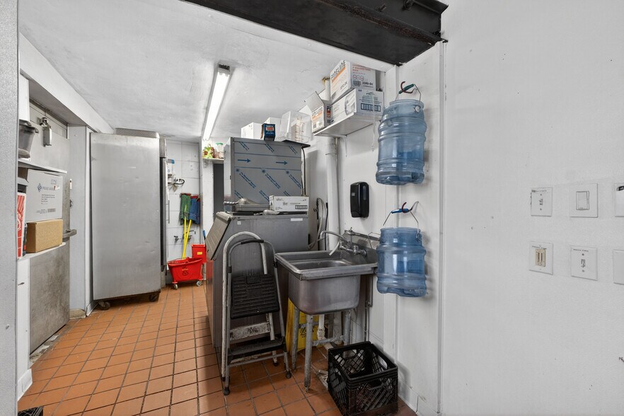 More Photos Of 8713 Gravois Rd, Saint Louis Restaurant For Lease