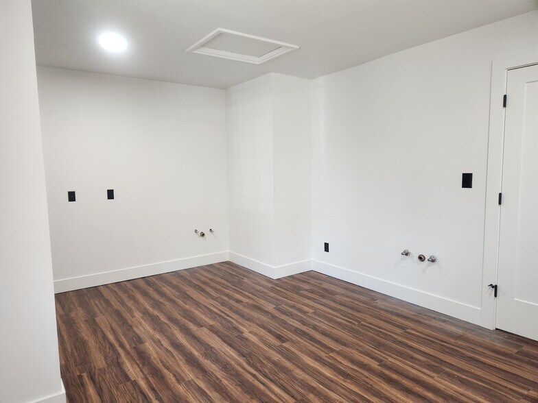 More Photos Of 2115 McDonald, McMinnville Storefront Retail Office For Lease