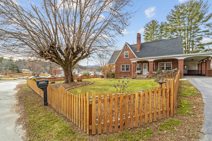 More Photos Of 506 W Main St, Burnsville Freestanding For Sale