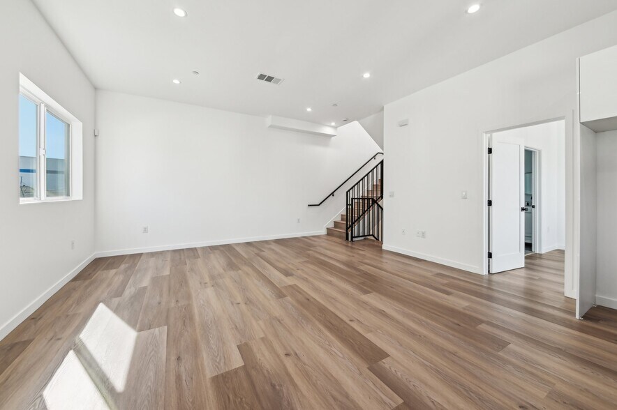 More Photos Of 2921 S Burnside Ave, Los Angeles Apartments For Sale