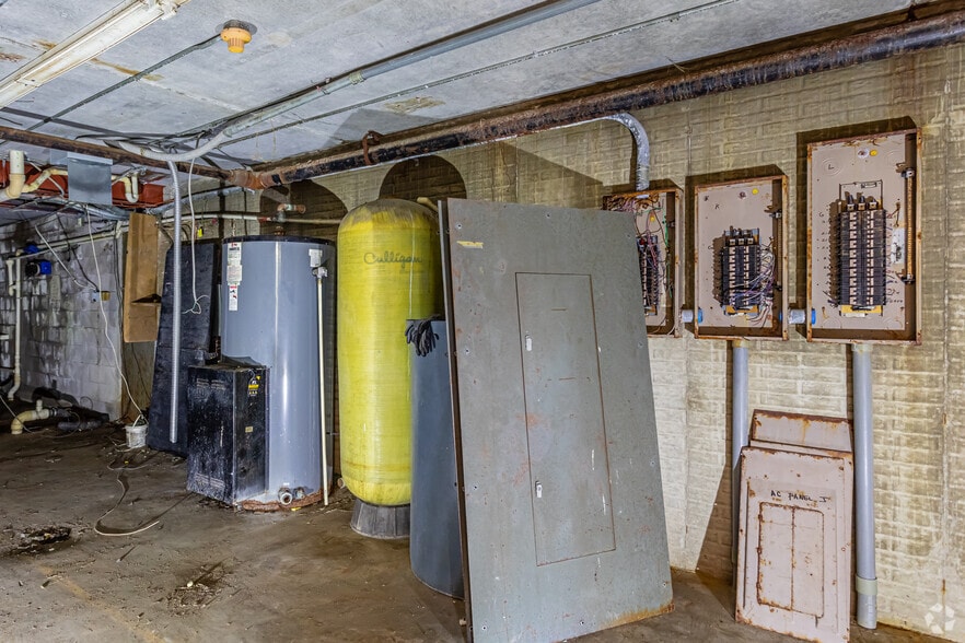 More Photos Of 1900 W 76 Country Blvd, Branson Hotel For Sale