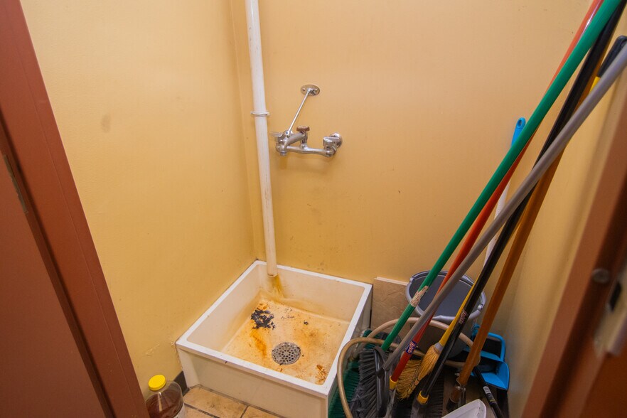 More Photos Of 1439 Sunset Blvd, Steubenville Flex For Sale