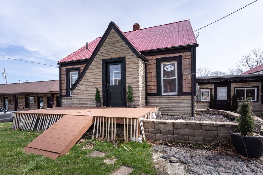 More Photos Of 565 S Meridian Rd, Youngstown Freestanding For Sale