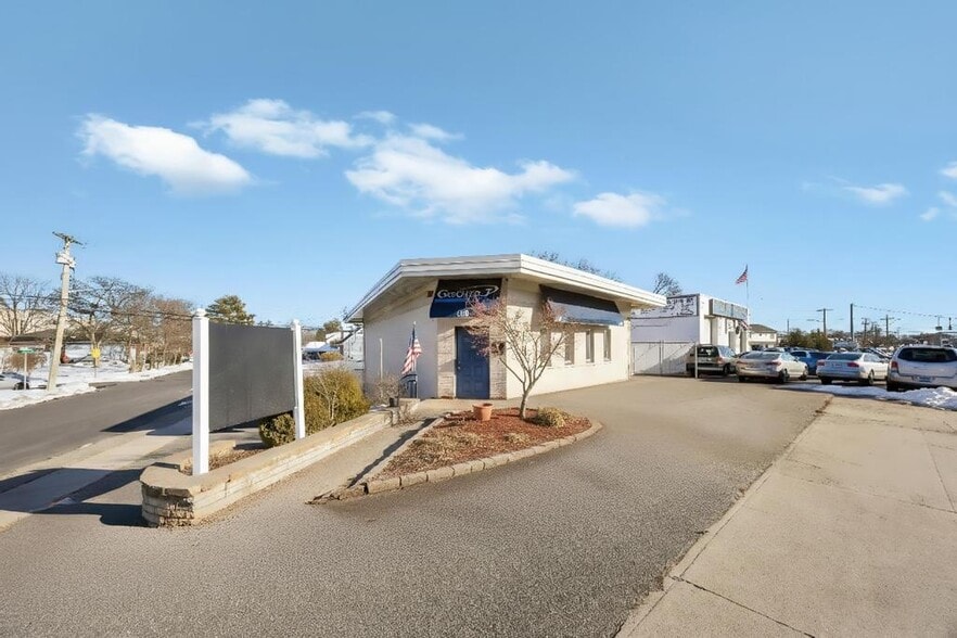 Primary Photo Of 600 Hicksville Rd, Bethpage Medical For Sale