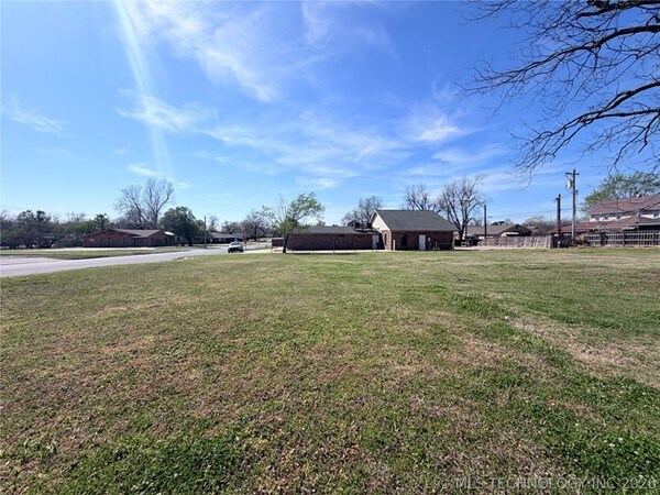 More Photos Of 1002 E Cherry St, Cushing Medical For Sale