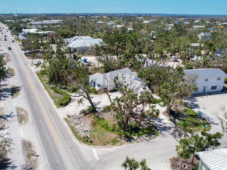 More Photos Of 905 Fitzhugh St, Sanibel Freestanding For Sale