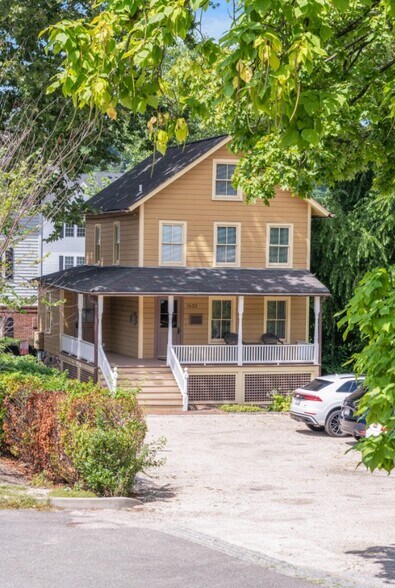 More Photos Of 1433 Old Northern Blvd, Roslyn Office For Lease