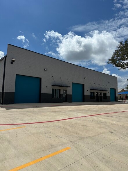 More Photos Of 10927 Fredericksburg Rd, San Antonio Unknown For Lease