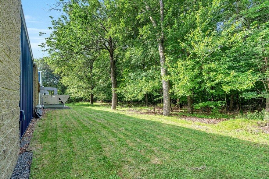 More Photos Of 5 Mars Ct, Montville Warehouse For Lease