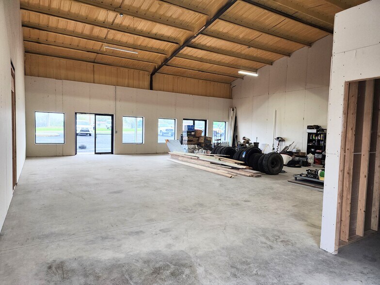 More Photos Of 902 Elliott Rd, Sherman Industrial For Lease