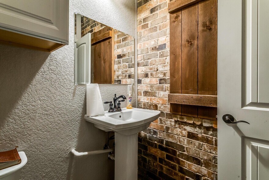 More Photos Of 520 Tradeway Dr, Mineral Wells Warehouse For Sale