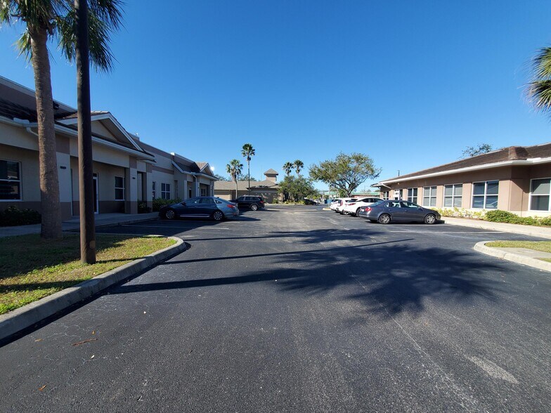 More Photos Of 2840 Manatee Ave E, Bradenton Showroom For Sale