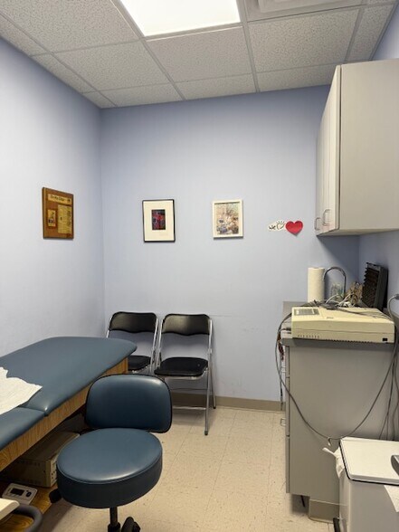 More Photos Of 333 Old Hook Rd, Westwood Medical For Lease