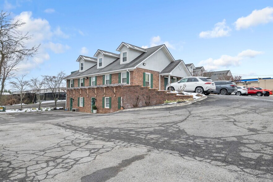 More Photos Of 117 SW Huxley Rd, Knoxville Medical For Sale