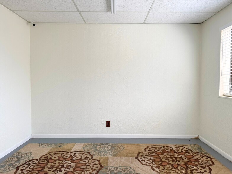 More Photos Of 1342 E Highway 377, Granbury Showroom For Sale