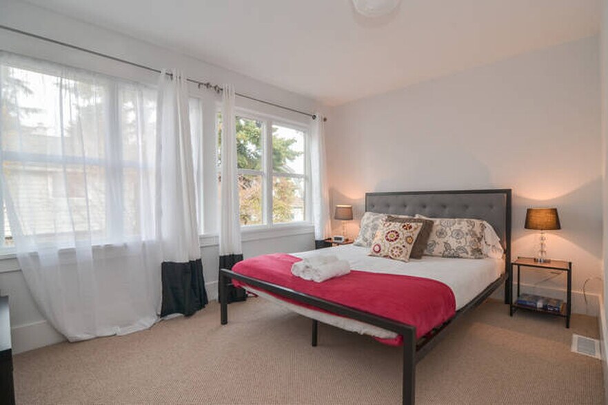More Photos Of 1302 N 49th St, Seattle Multifamily For Sale