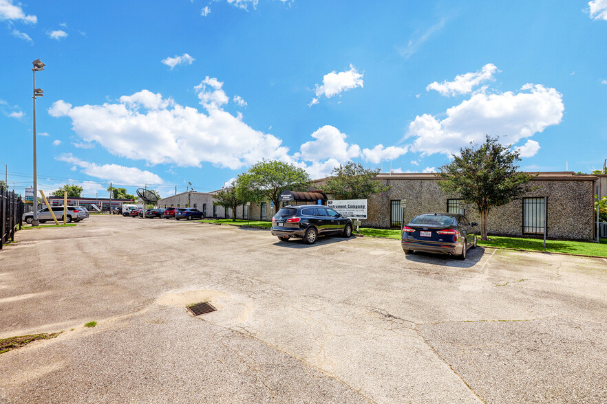 Primary Photo Of 125 W Crosstimbers St, Houston Warehouse For Lease