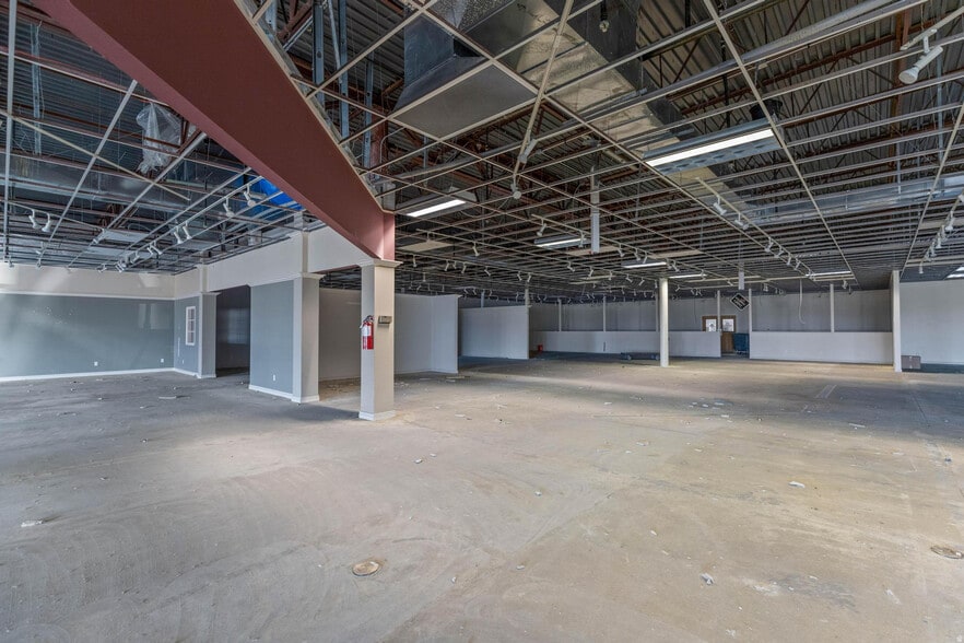 More Photos Of 1670 S Highway 165, Providence Storefront For Sale