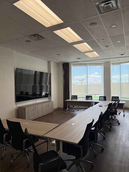 More Photos Of 8585 Rte Transcanadienne, Montréal Office Residential For Lease
