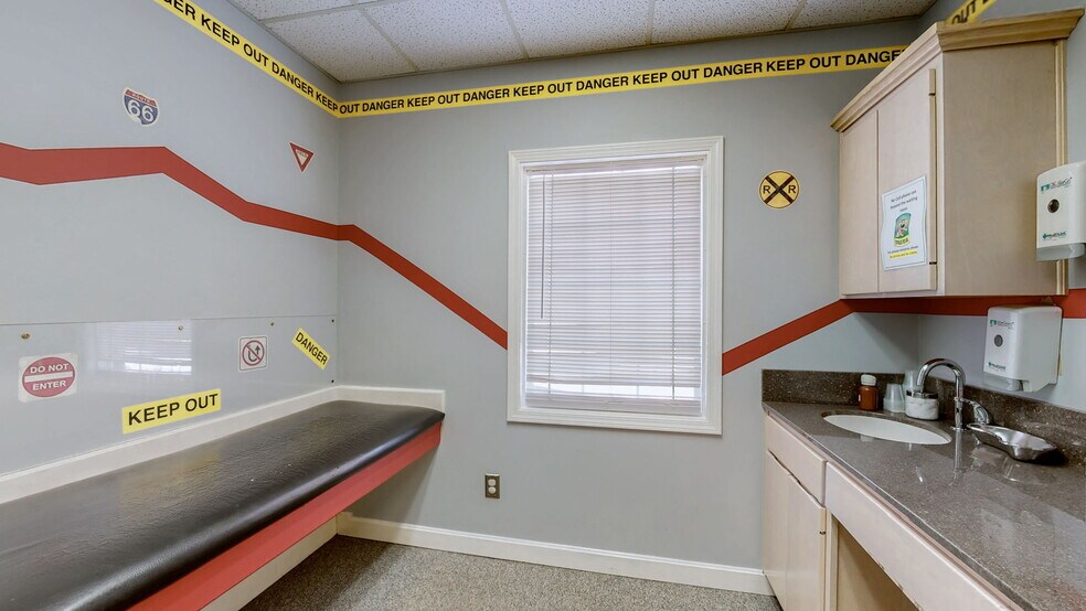 More Photos Of 1701 Spring St, Jeffersonville Medical For Sale