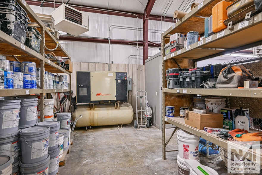 More Photos Of 1402 SW 18th St, Cedar Rapids Warehouse For Lease