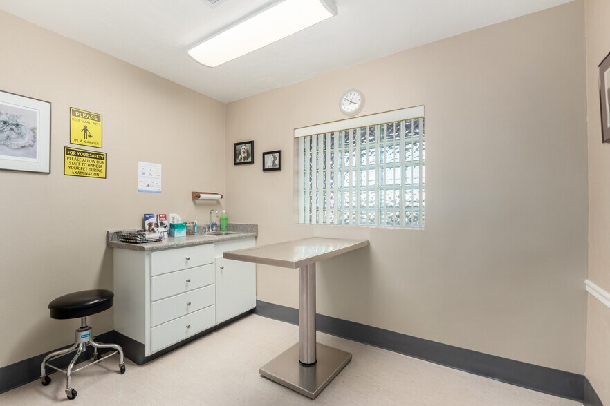 More Photos Of 20 W Dunlap Rd, Phoenix Veterinarian Kennel For Sale