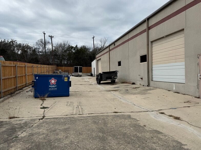 More Photos Of 16131 College Oak Dr, San Antonio Warehouse For Lease
