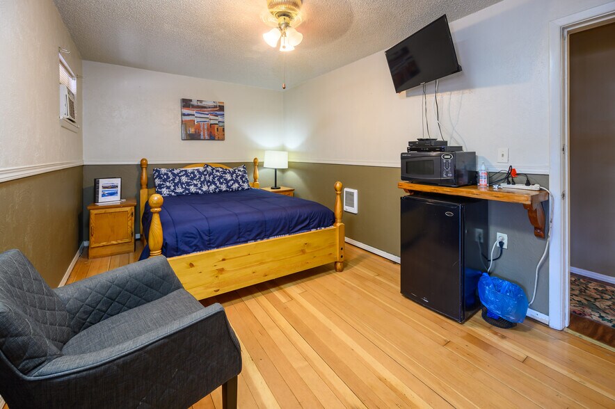 More Photos Of 109455 Highway 97 N, Chemult Hotel For Sale