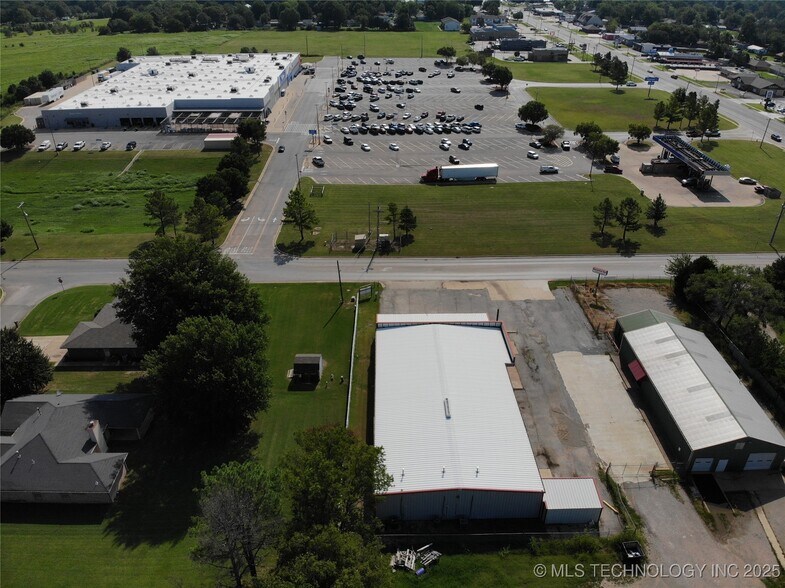 More Photos Of 106 N Lombard Ln, Skiatook Freestanding For Sale