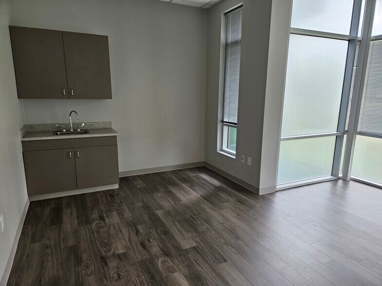 More Photos Of 411 Lantern Bend Dr, Houston Medical For Lease