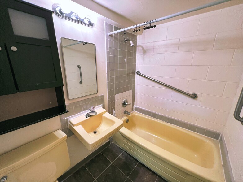 More Photos Of 2204 W Northern Lights Blvd, Anchorage Apartments For Sale