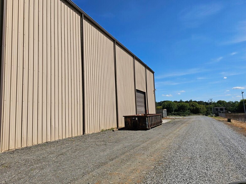 More Photos Of 213 Dennis St, Athens Warehouse For Lease