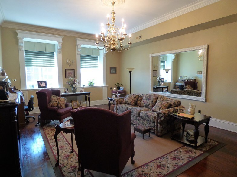 More Photos Of 107 N Main St, Monticello Storefront Retail Residential For Sale