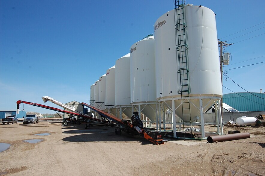 More Photos Of 415 9th Ave NE, Sidney Distribution For Sale