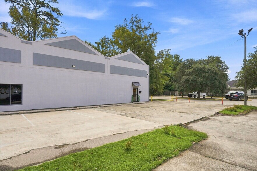 More Photos Of 711 N Causeway Blvd, Mandeville Flex For Lease