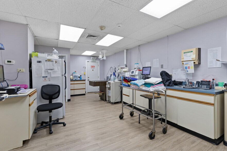 More Photos Of 5915 Belair Rd, Baltimore Veterinarian Kennel For Sale