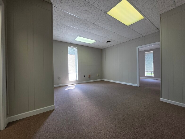More Photos Of 404 St Andrews Dr, Greenville Office For Lease