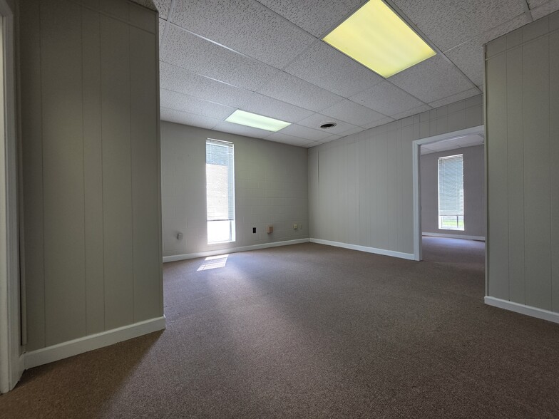 More Photos Of 404 St Andrews Dr, Greenville Office For Lease