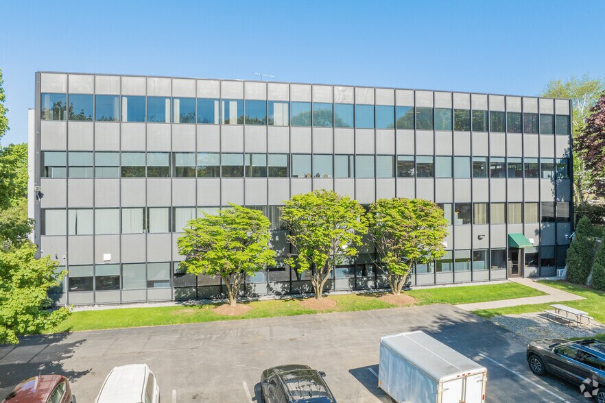 More Photos Of 40 Quaker Ln, Warwick Office For Lease