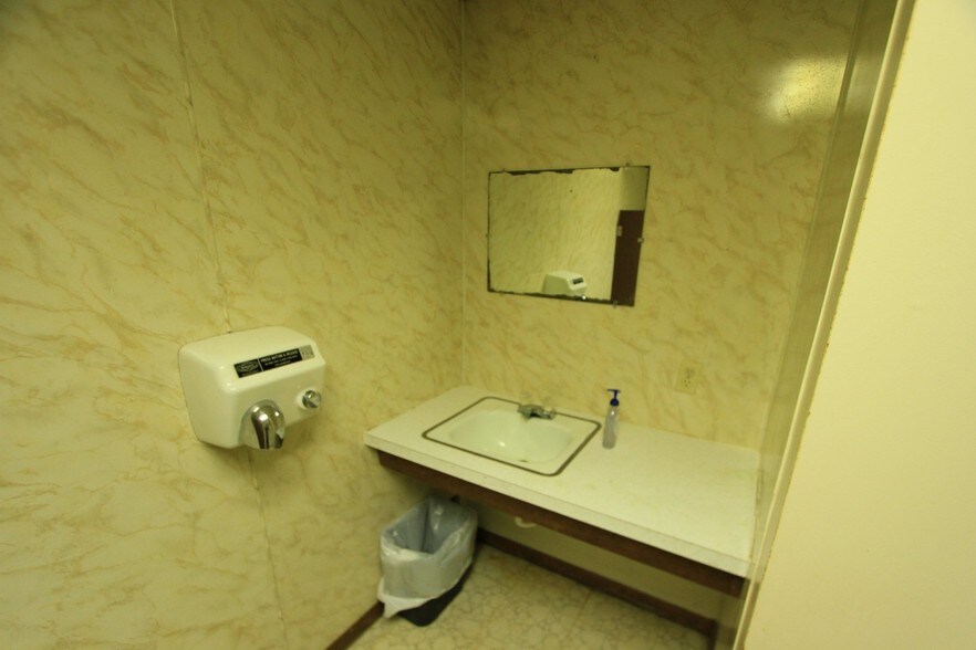 More Photos Of 108 SE 6th St, Abilene Specialty For Sale
