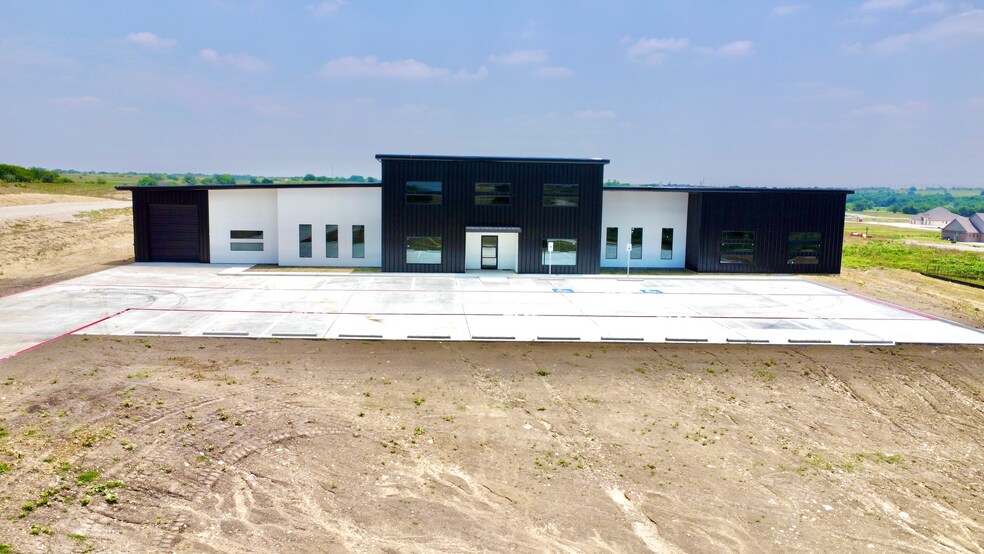 More Photos Of 4760 Grants Ln, Fort Worth Light Distribution For Sale