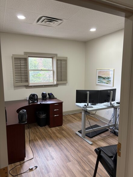 More Photos Of 823 Chickamauga Ave, Rossville Office For Lease