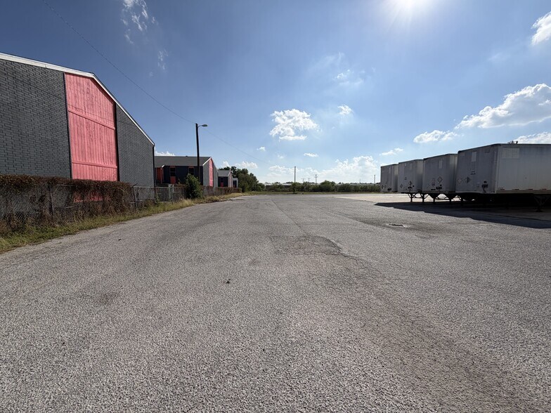 More Photos Of 2026 W Malone Ave, San Antonio Warehouse For Lease